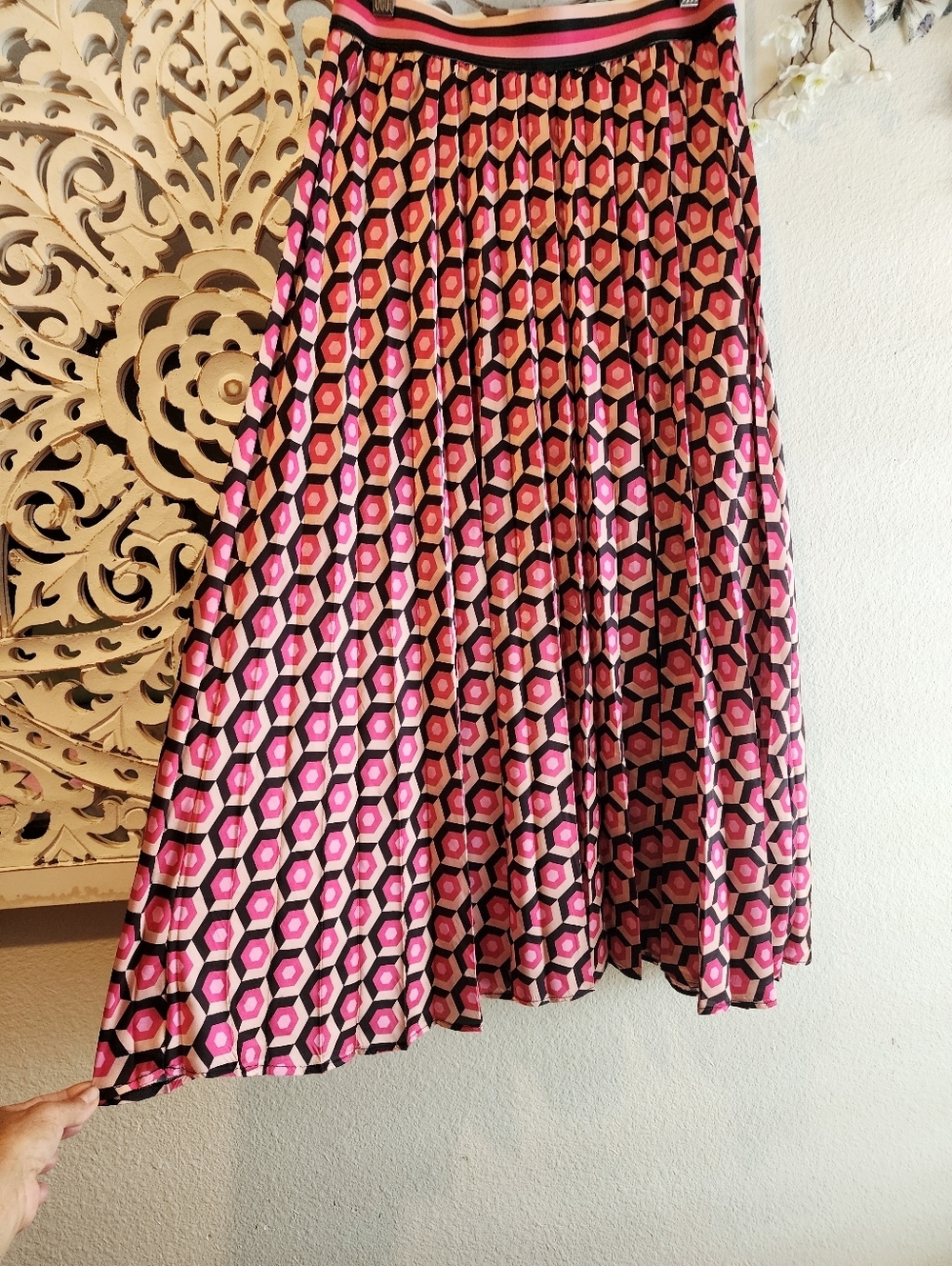 GALLERY GEOMETRIC DESIGN PLEATED MIDI SKIRT PINK WHITE SIZE SMALL IMPORTED BRAND - Picture 11 of 12